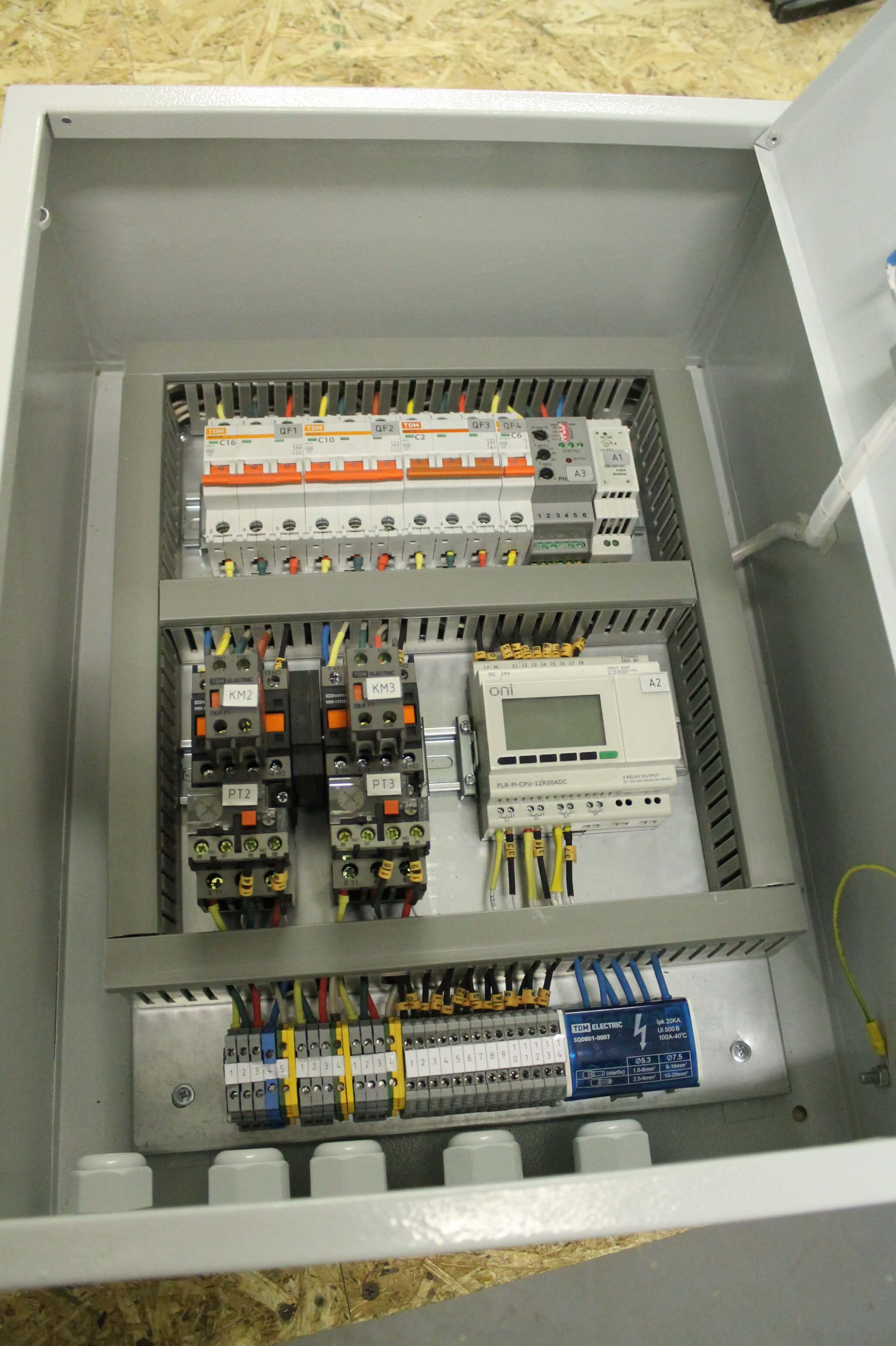 Панель распределения с аппаратурой Schneider Electric